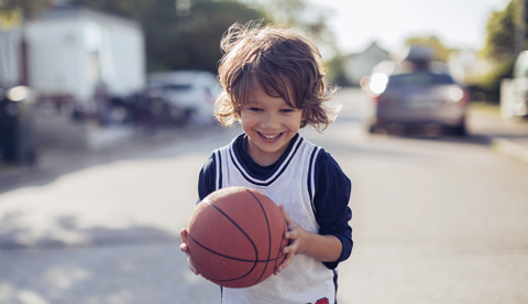 Ребенок 5 лет. Дети 5 лет девочки. Это ребенок ему 5 лет. Фото мальчика. Ребенок пяти лет.